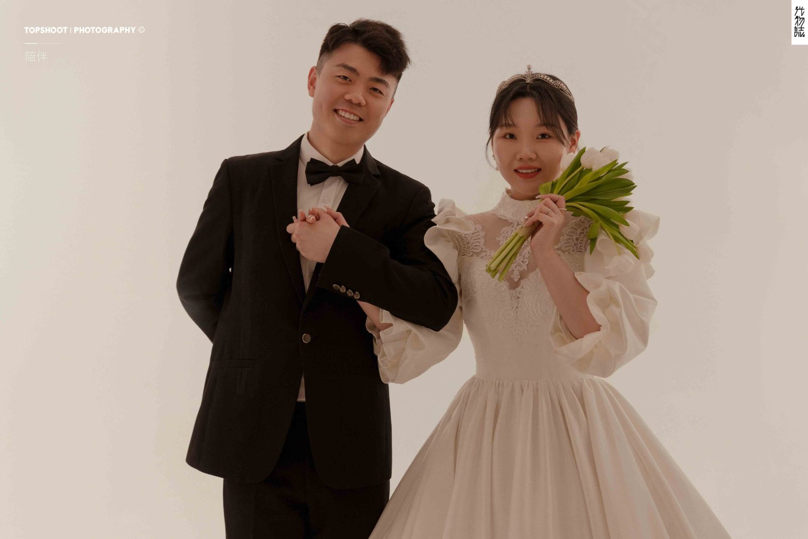 幸福感爆棚胡先生薄女士极简棚拍婚纱照、极简棚拍、韩松、行走的放大镜，现场细节，姿态指导的掌控者、婚纱照
