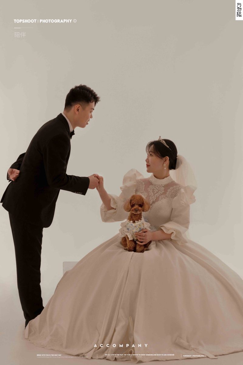 幸福感爆棚胡先生薄女士极简棚拍婚纱照、极简棚拍、韩松、行走的放大镜，现场细节，姿态指导的掌控者、婚纱照