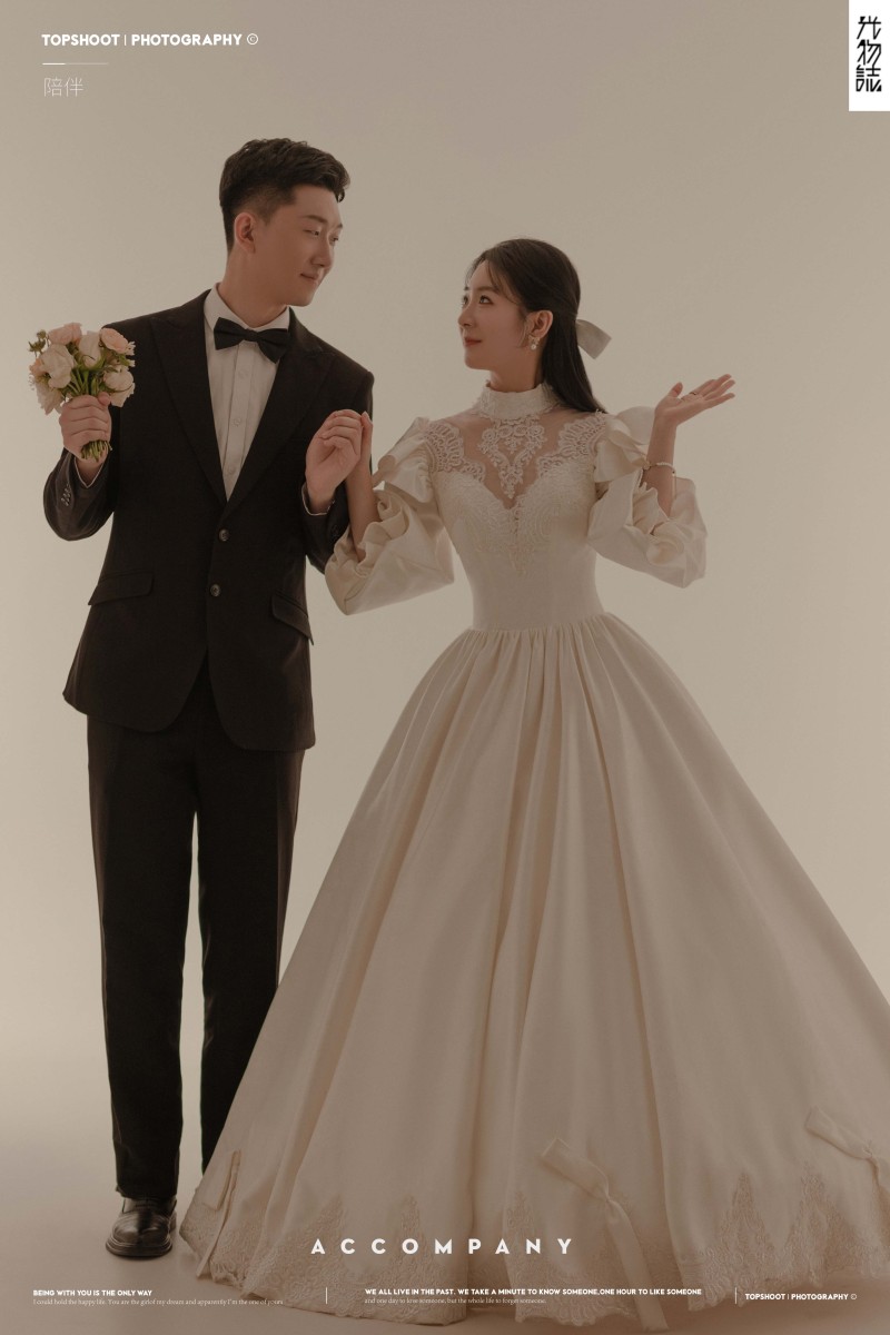 今日婚纱OOTD.吕骁先生张琪女士极简棚拍婚纱照、极简棚拍、木子、唠嗑型选手，构图多变、情绪拿捏，特写YYDS、婚纱照