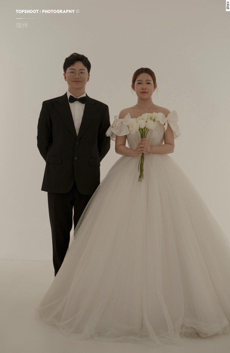 新鲜出炉:)王龙宇先生师若彤女士极简棚拍婚纱照、极简棚拍、、、婚纱照