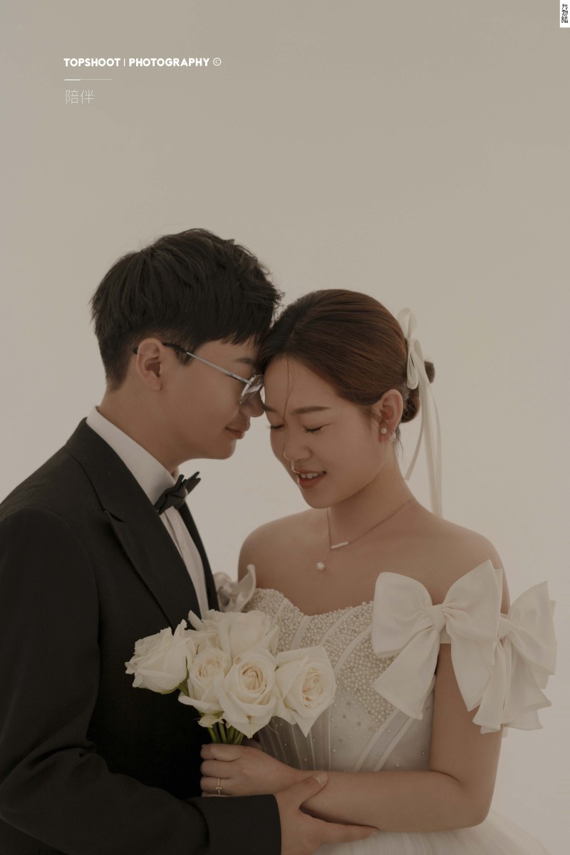 新鲜出炉:)王龙宇先生师若彤女士极简棚拍婚纱照、极简棚拍、、、婚纱照