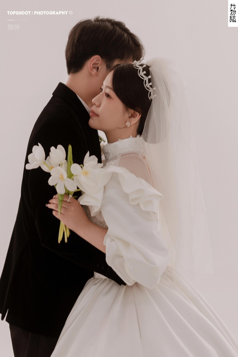 今日婚纱OOTD.孙浩宇先生范艺星女士极简棚拍婚纱照、极简棚拍、木子、唠嗑型选手，构图多变、情绪拿捏，特写YYDS、婚纱照