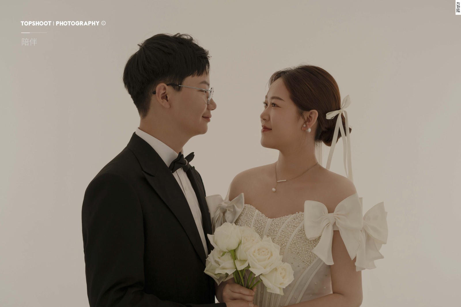 新鲜出炉:)王龙宇先生师若彤女士极简棚拍婚纱照、极简棚拍、、、婚纱照