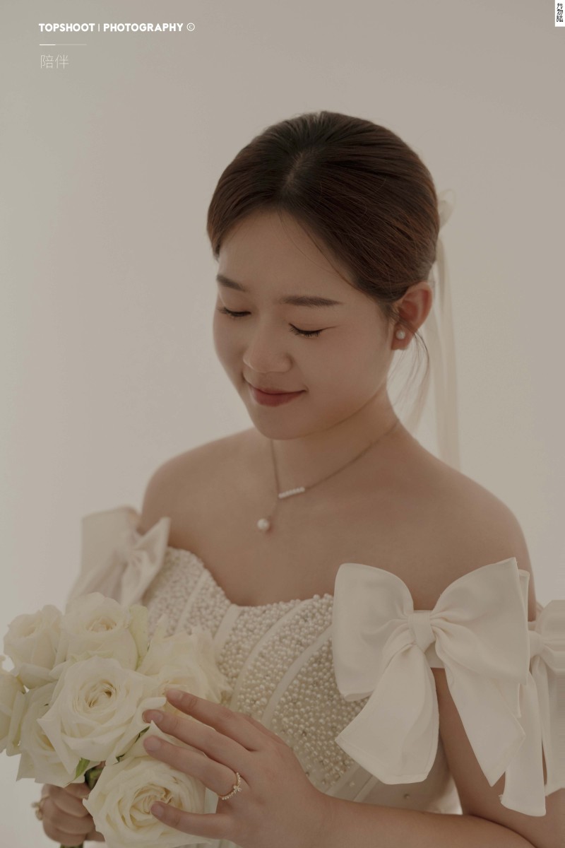 新鲜出炉:)王龙宇先生师若彤女士极简棚拍婚纱照、极简棚拍、、、婚纱照