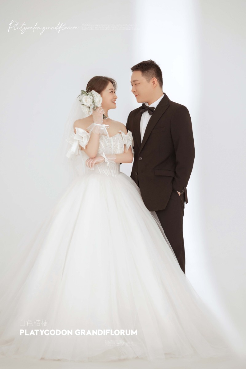 幸福感爆棚王开源先生刘梦茹女士极简棚拍婚纱照、极简棚拍、张俊杨Yinan、我想给你拍张照、婚纱照