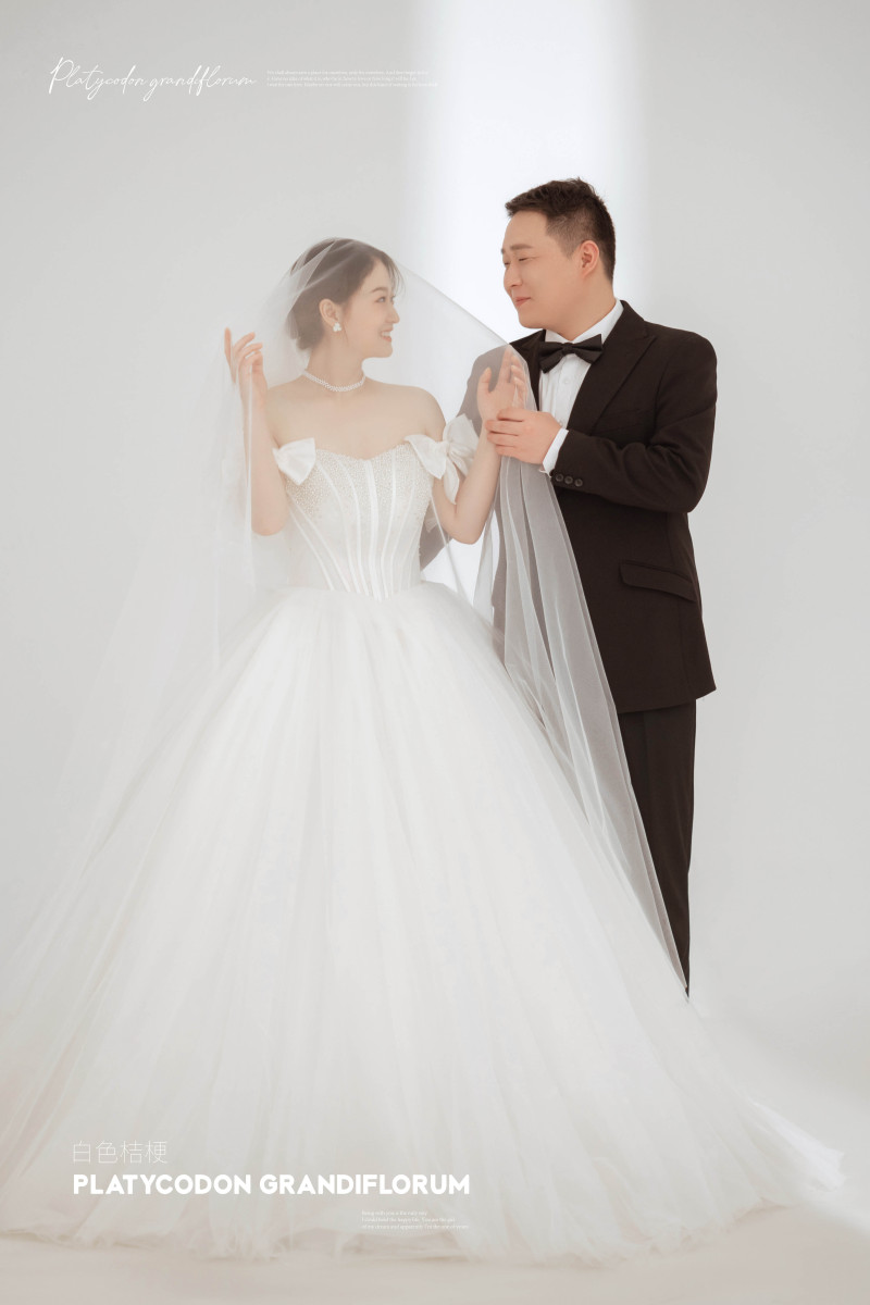 幸福感爆棚王开源先生刘梦茹女士极简棚拍婚纱照、极简棚拍、张俊杨Yinan、我想给你拍张照、婚纱照