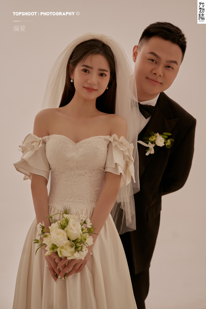 幸福感爆棚薛皓曦先生李婷婷女士极简棚拍婚纱照、极简棚拍、白玛、怀疑是不是修导演系，拍照像电影一样的构图和质感、婚纱照