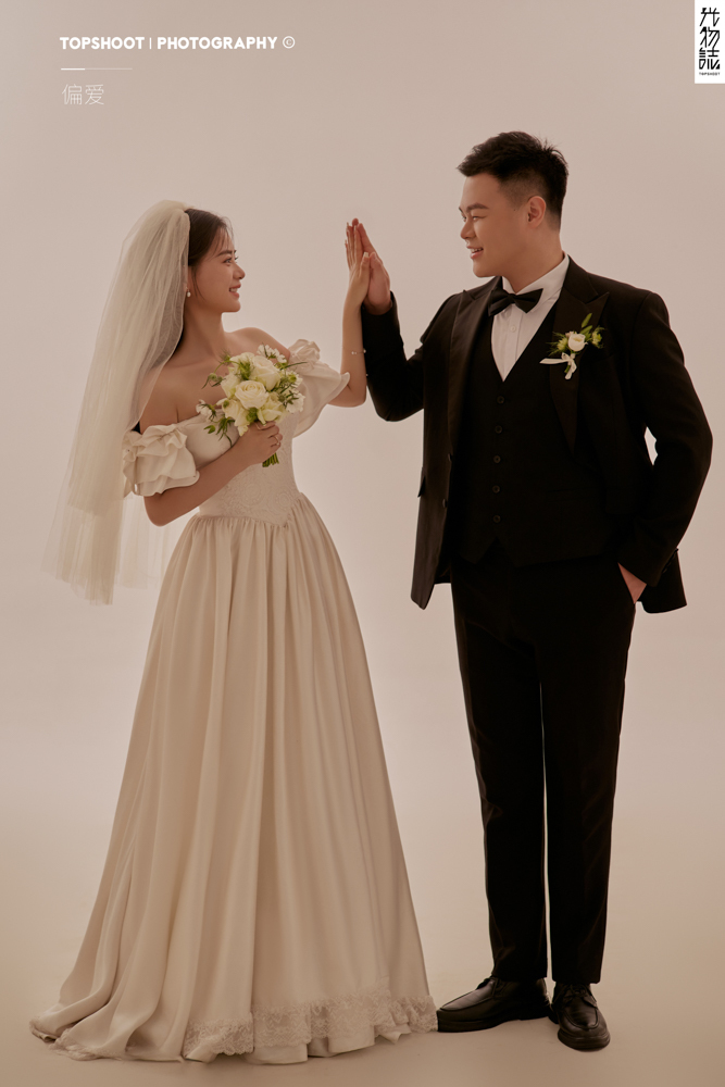 幸福感爆棚薛皓曦先生李婷婷女士极简棚拍婚纱照、极简棚拍、白玛、怀疑是不是修导演系，拍照像电影一样的构图和质感、婚纱照