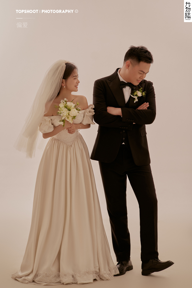 幸福感爆棚薛皓曦先生李婷婷女士极简棚拍婚纱照、极简棚拍、白玛、怀疑是不是修导演系，拍照像电影一样的构图和质感、婚纱照