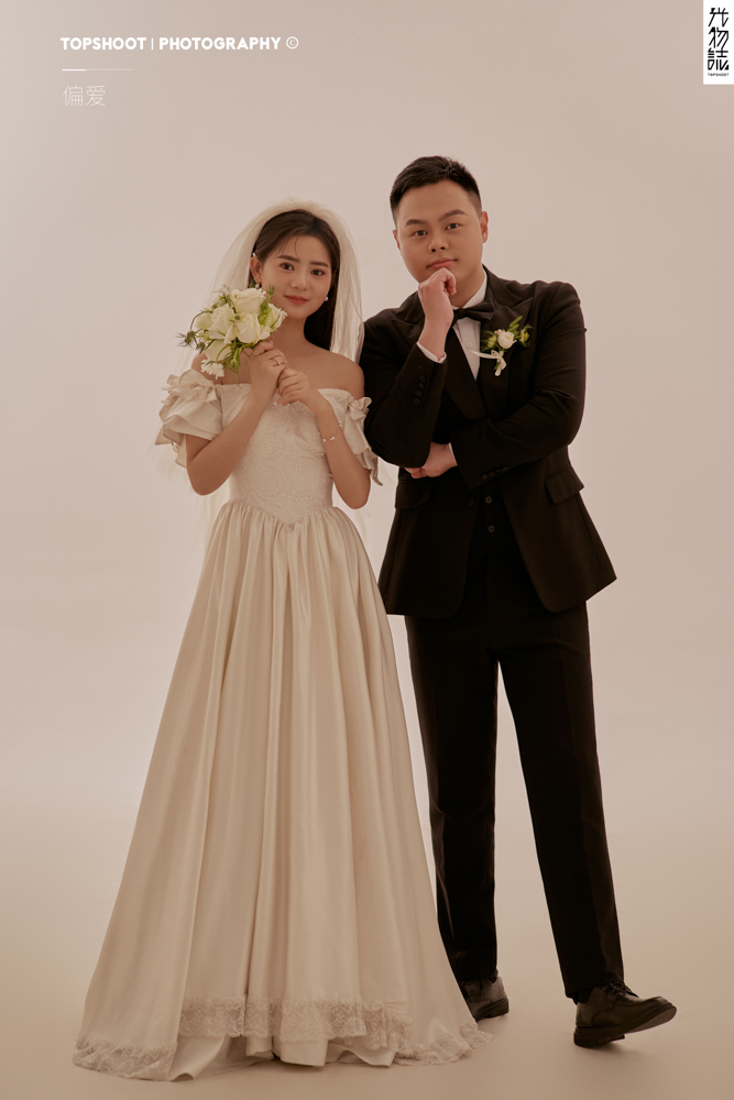 幸福感爆棚薛皓曦先生李婷婷女士极简棚拍婚纱照、极简棚拍、白玛、怀疑是不是修导演系，拍照像电影一样的构图和质感、婚纱照