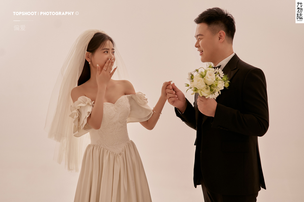 幸福感爆棚薛皓曦先生李婷婷女士极简棚拍婚纱照、极简棚拍、白玛、怀疑是不是修导演系，拍照像电影一样的构图和质感、婚纱照