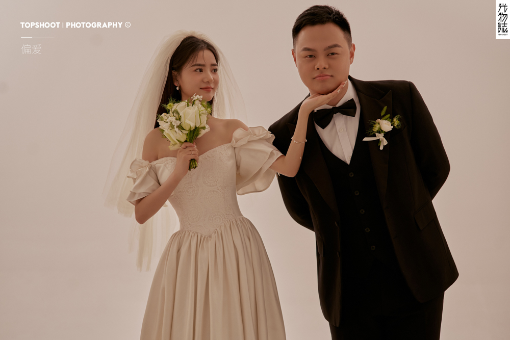 幸福感爆棚薛皓曦先生李婷婷女士极简棚拍婚纱照、极简棚拍、白玛、怀疑是不是修导演系，拍照像电影一样的构图和质感、婚纱照