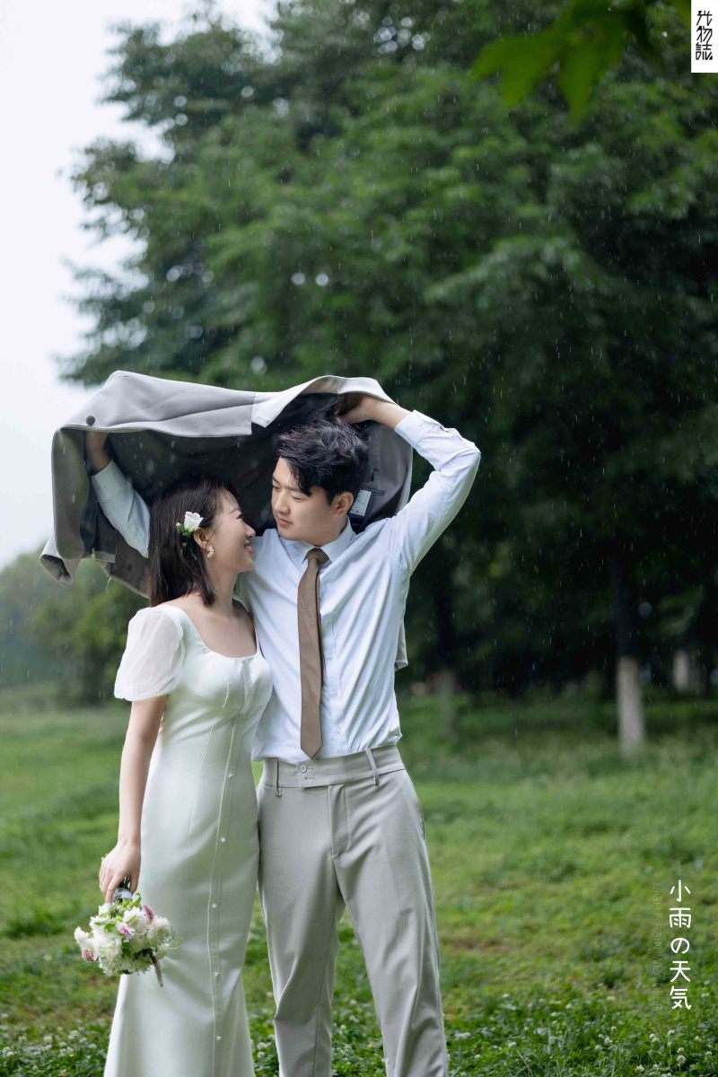 幸福感爆棚邬洋先生王兰女士氛围森系婚纱照、氛围森系、韩松、行走的放大镜，现场细节，姿态指导的掌控者、婚纱照