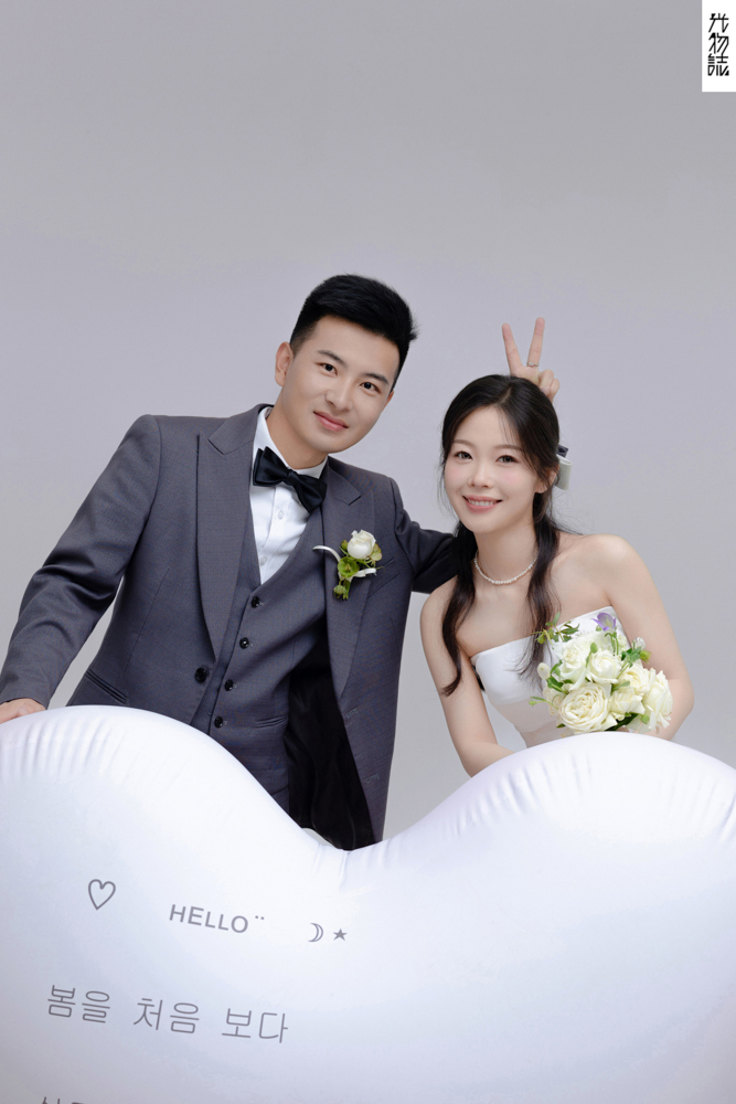 太太太太可了~~！崔渊先生徐川川女士极简棚拍婚纱照、极简棚拍、徐才皓、好像在听单口相声，开心到直不起腰，幸福感MAX、婚纱照