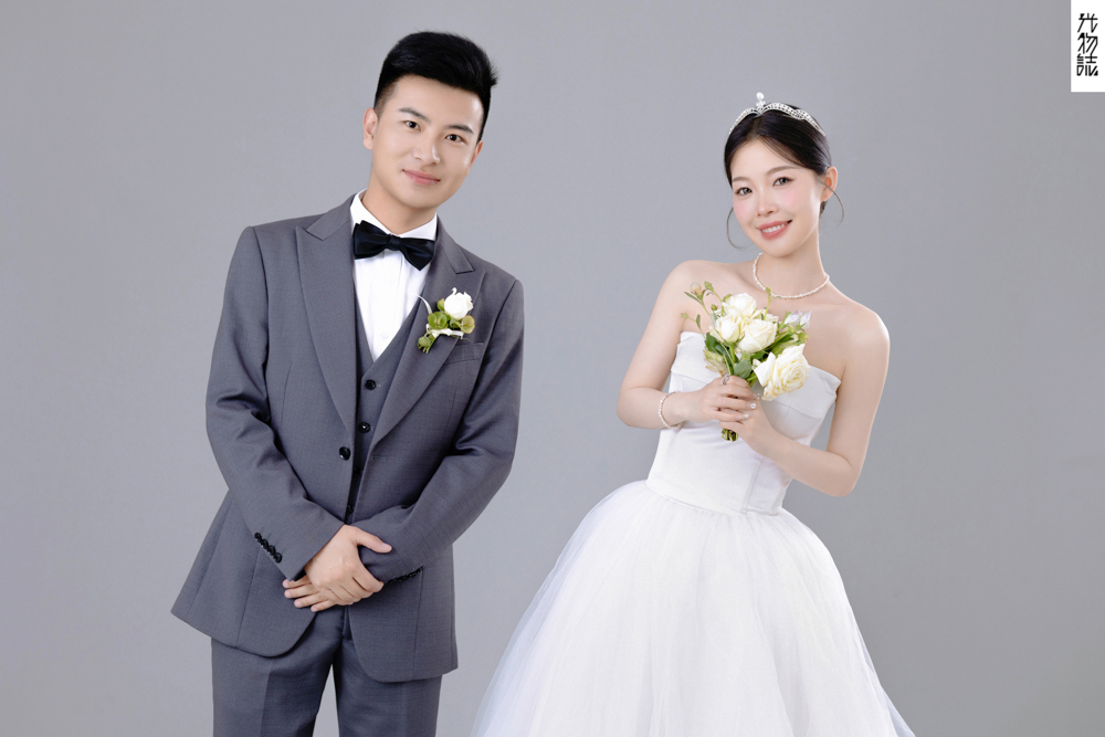 太太太太可了~~！崔渊先生徐川川女士极简棚拍婚纱照、极简棚拍、徐才皓、好像在听单口相声，开心到直不起腰，幸福感MAX、婚纱照