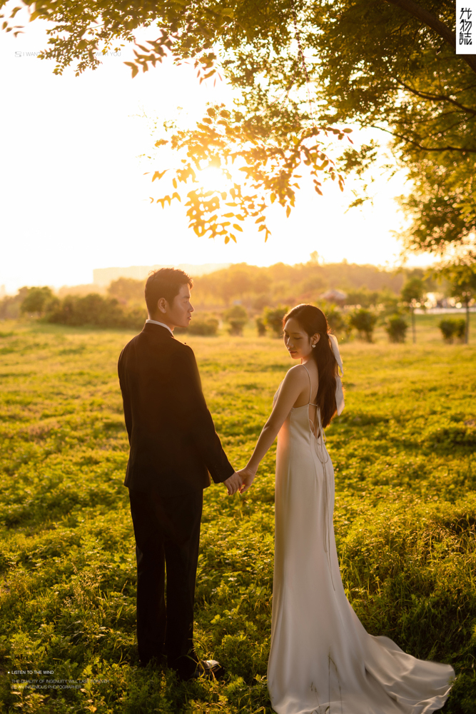 晴天故事(#^.^#)魏伟先生任怡婷女士氛围森系婚纱照、氛围森系、白玛、怀疑是不是修导演系，拍照像电影一样的构图和质感、婚纱照