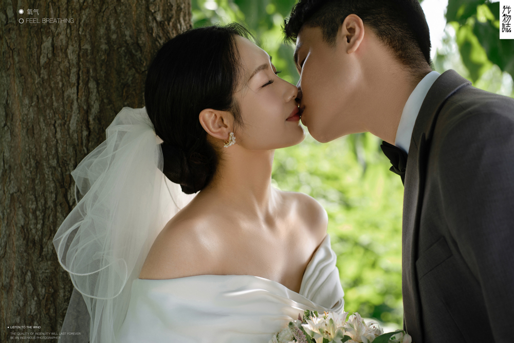 晴天故事(#^.^#)魏伟先生任怡婷女士氛围森系婚纱照、氛围森系、白玛、怀疑是不是修导演系，拍照像电影一样的构图和质感、婚纱照