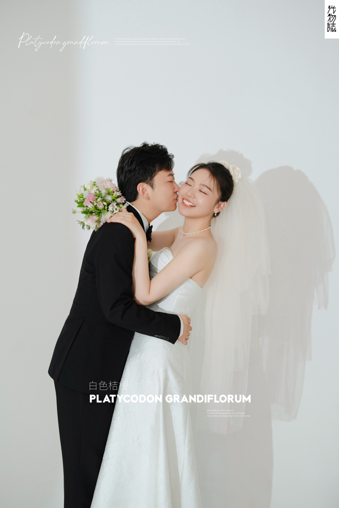 太太太太可了~~！曹鹏飞先生王怡歌女士极简棚拍婚纱照、极简棚拍、白玛、怀疑是不是修导演系，拍照像电影一样的构图和质感、婚纱照