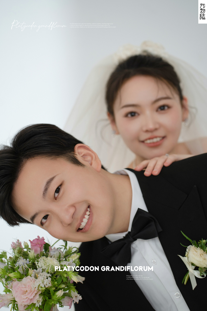 太太太太可了~~！曹鹏飞先生王怡歌女士极简棚拍婚纱照、极简棚拍、白玛、怀疑是不是修导演系，拍照像电影一样的构图和质感、婚纱照