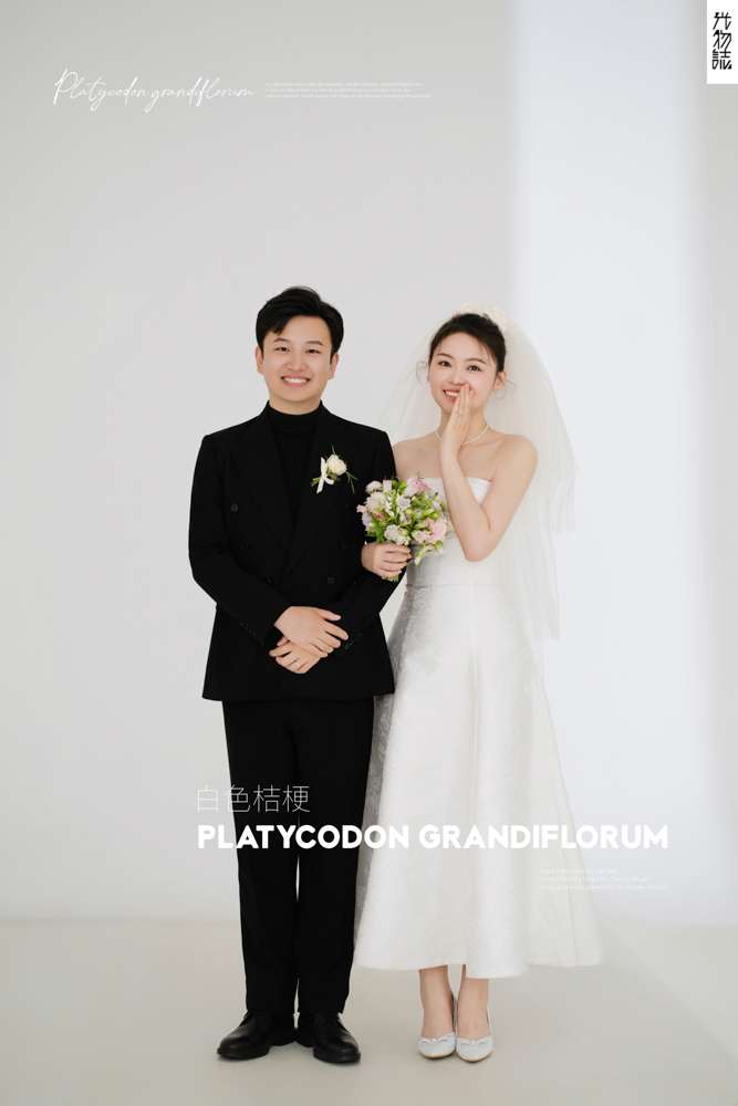太太太太可了~~！曹鹏飞先生王怡歌女士极简棚拍婚纱照、极简棚拍、白玛、怀疑是不是修导演系，拍照像电影一样的构图和质感、婚纱照