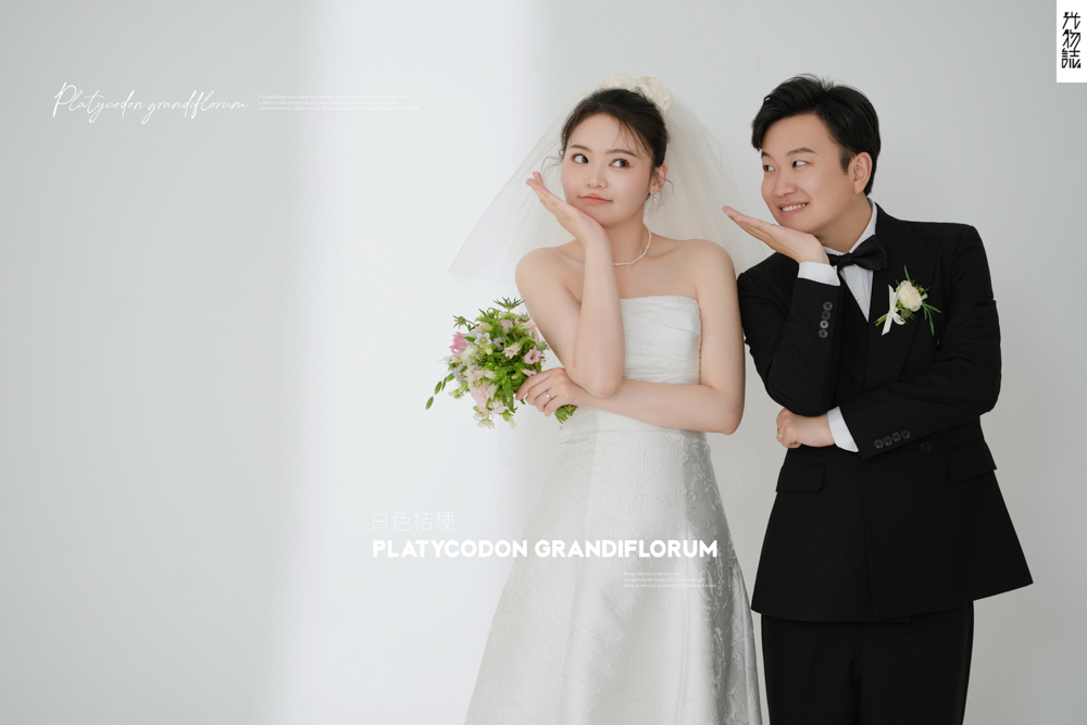 太太太太可了~~！曹鹏飞先生王怡歌女士极简棚拍婚纱照、极简棚拍、白玛、怀疑是不是修导演系，拍照像电影一样的构图和质感、婚纱照