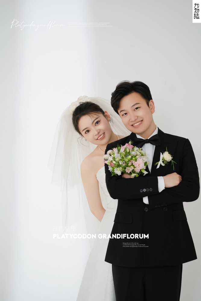 太太太太可了~~！曹鹏飞先生王怡歌女士极简棚拍婚纱照、极简棚拍、白玛、怀疑是不是修导演系，拍照像电影一样的构图和质感、婚纱照