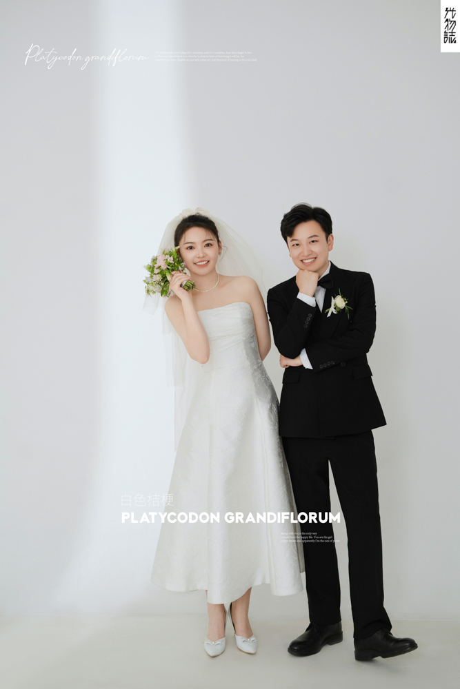 太太太太可了~~！曹鹏飞先生王怡歌女士极简棚拍婚纱照、极简棚拍、白玛、怀疑是不是修导演系，拍照像电影一样的构图和质感、婚纱照