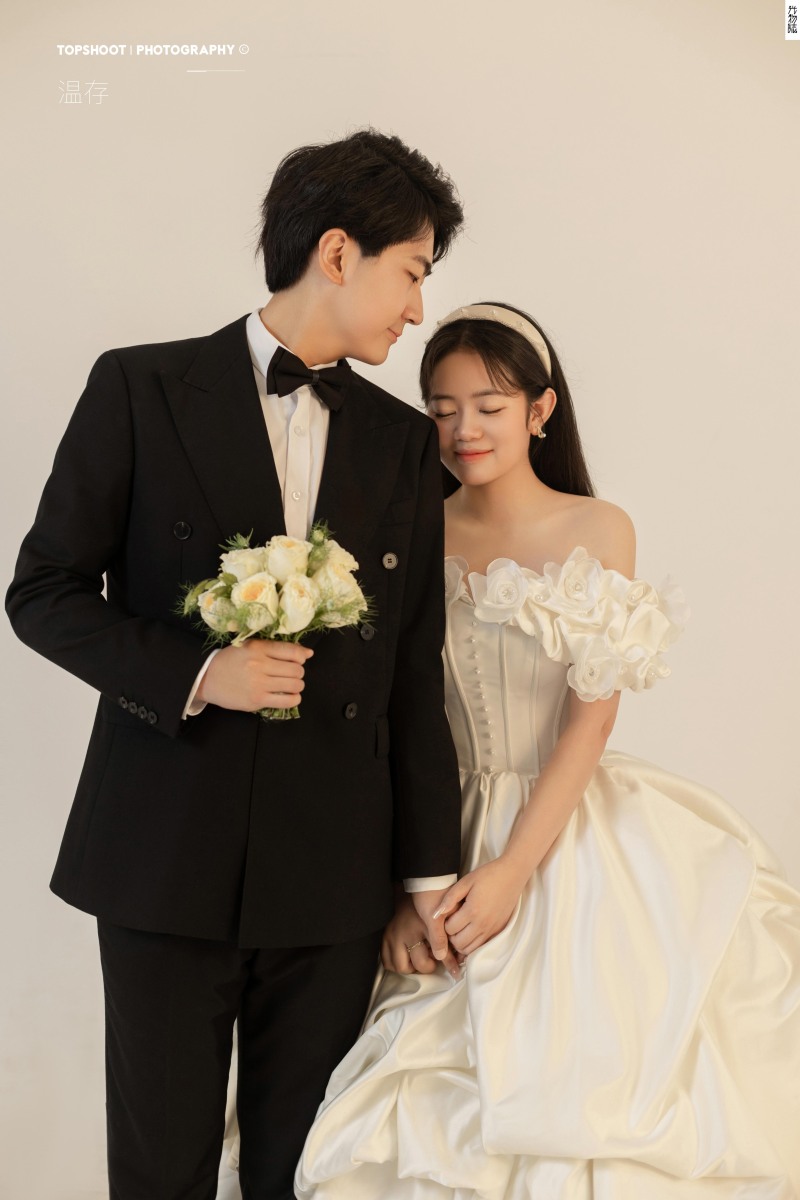 常家豪先生李嘉宁女士极简棚拍婚纱照、极简棚拍、木子、唠嗑型选手，构图多变、情绪拿捏，特写YYDS、婚纱照