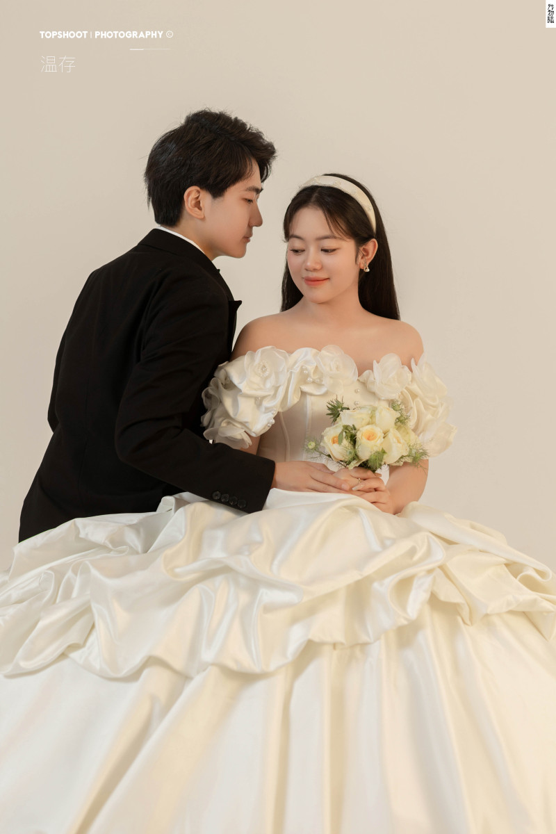 常家豪先生李嘉宁女士极简棚拍婚纱照、极简棚拍、木子、唠嗑型选手，构图多变、情绪拿捏，特写YYDS、婚纱照