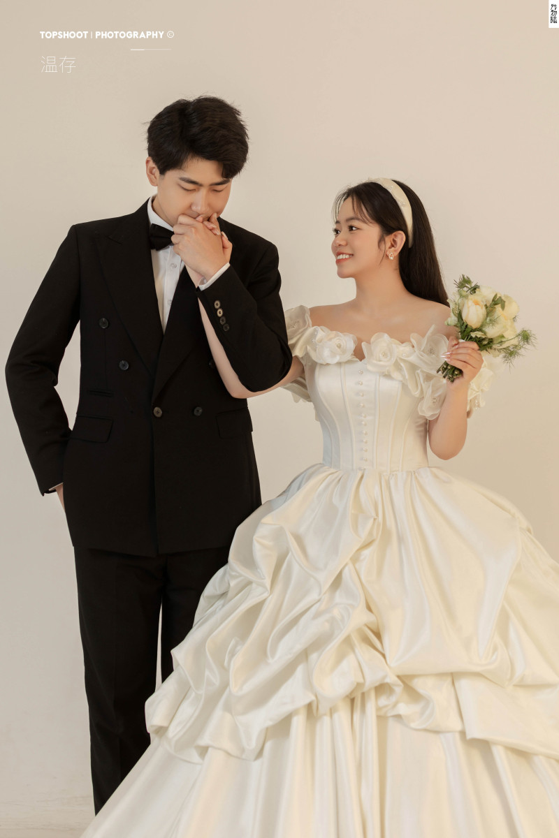 常家豪先生李嘉宁女士极简棚拍婚纱照、极简棚拍、木子、唠嗑型选手，构图多变、情绪拿捏，特写YYDS、婚纱照