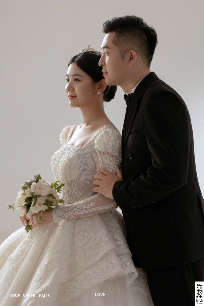 今日婚纱OOTD.李根先生程成女士极简棚拍婚纱照、极简棚拍、木子、唠嗑型选手，构图多变、情绪拿捏，特写YYDS、婚纱照