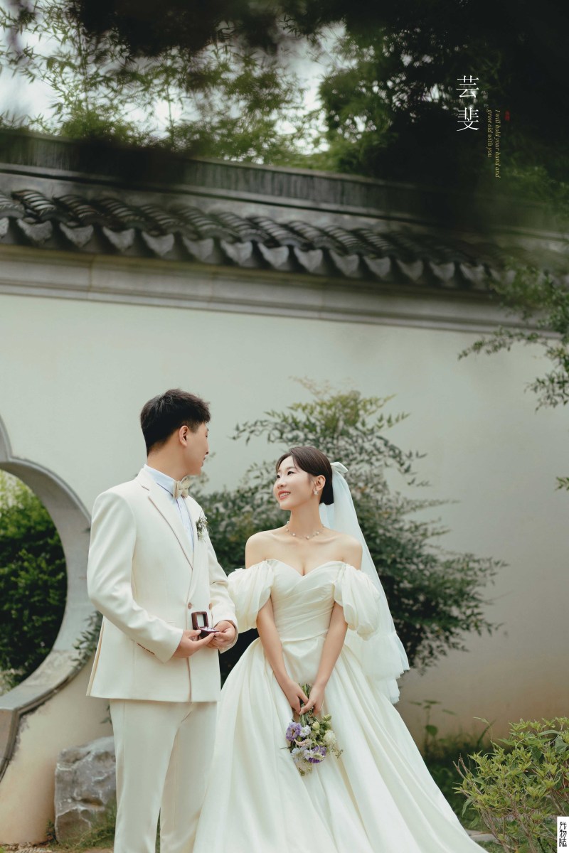 幸福感爆棚王伟伟先生陆爱妮女士怀旧复古婚纱照、怀旧复古、木子、唠嗑型选手，构图多变、情绪拿捏，特写YYDS、婚纱照