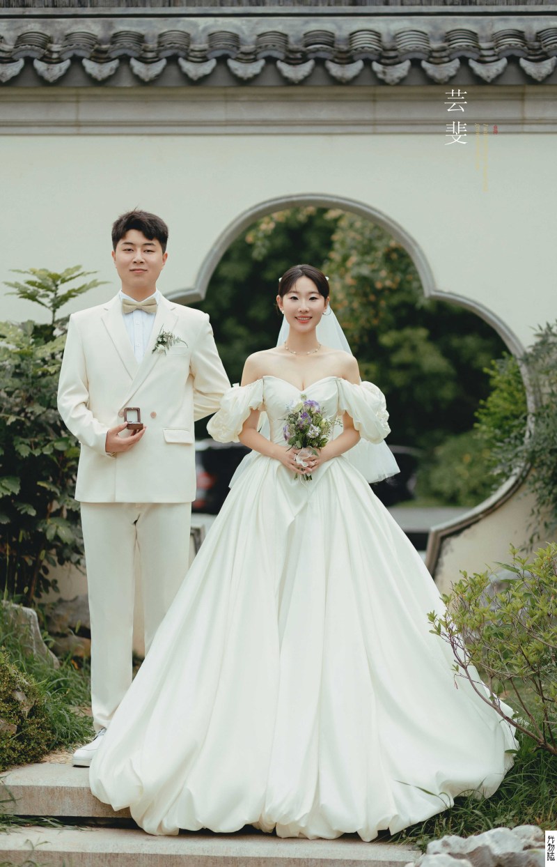幸福感爆棚王伟伟先生陆爱妮女士怀旧复古婚纱照、怀旧复古、木子、唠嗑型选手，构图多变、情绪拿捏，特写YYDS、婚纱照