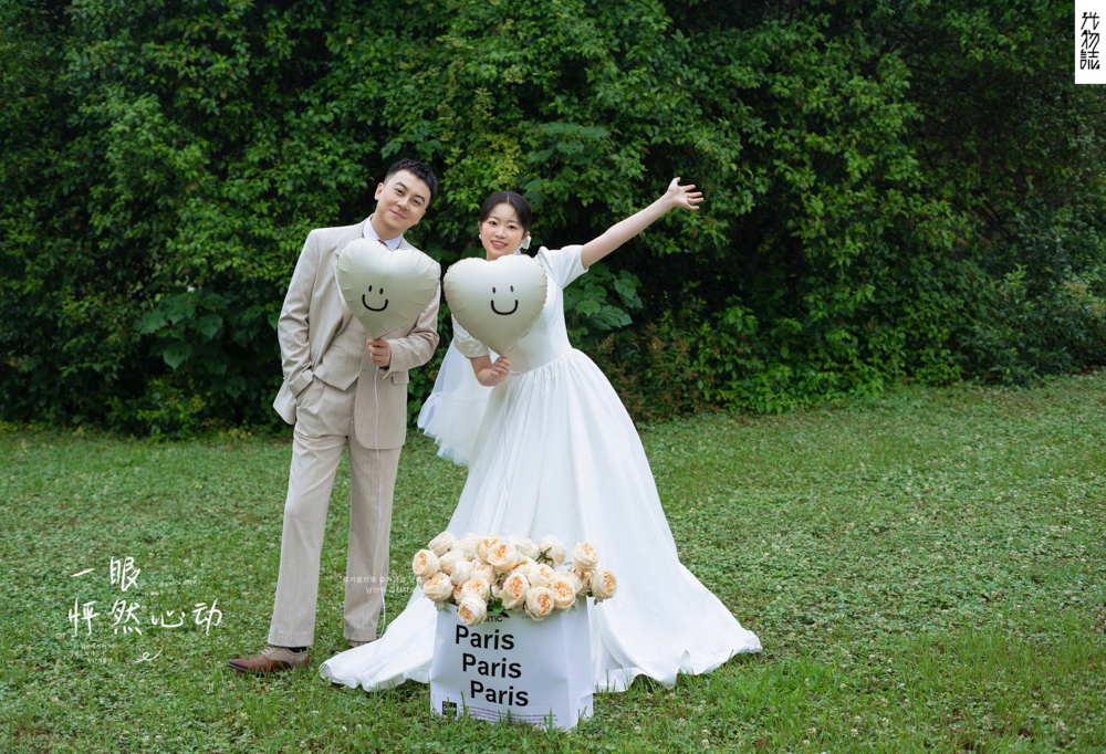 看一点小甜蜜~钟武先生彭佳蓉女士氛围森系婚纱照、氛围森系、白玛、怀疑是不是修导演系，拍照像电影一样的构图和质感、婚纱照