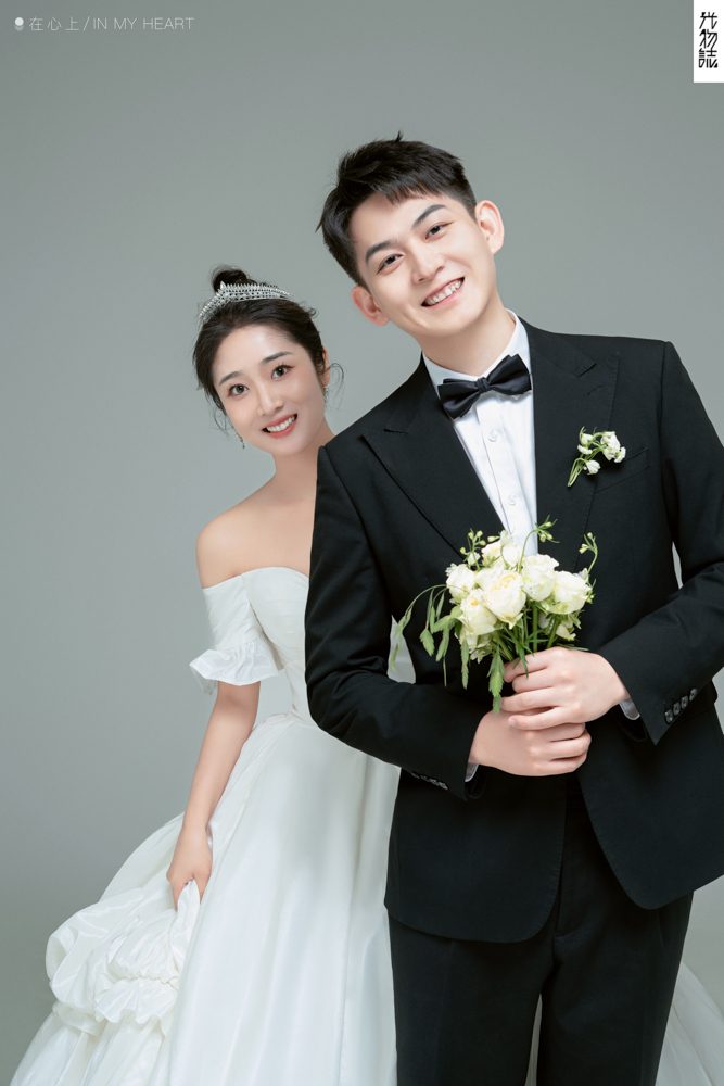 超级甜腻！任栎璁先生杨若菡女士极简棚拍婚纱照、极简棚拍、白玛、怀疑是不是修导演系，拍照像电影一样的构图和质感、婚纱照