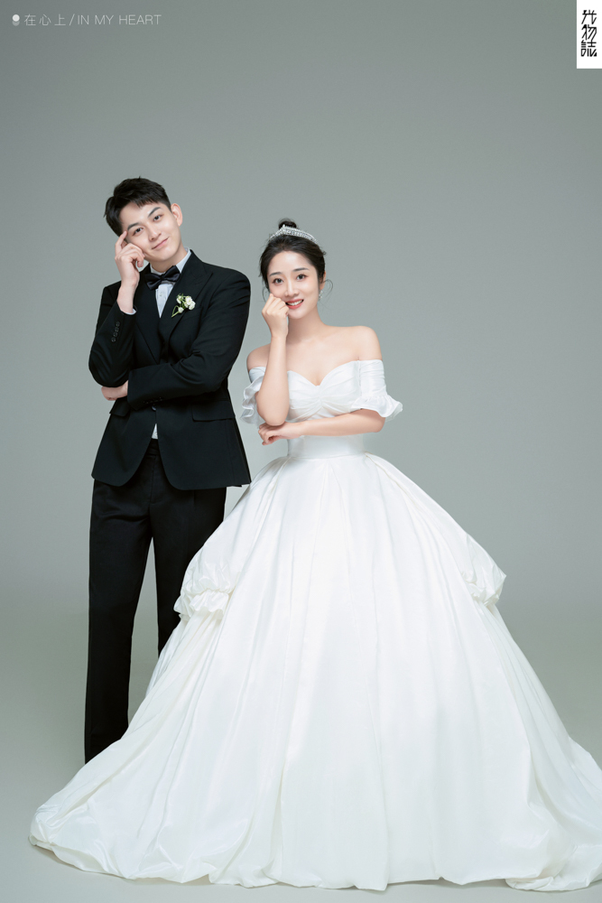 超级甜腻！任栎璁先生杨若菡女士极简棚拍婚纱照、极简棚拍、白玛、怀疑是不是修导演系，拍照像电影一样的构图和质感、婚纱照