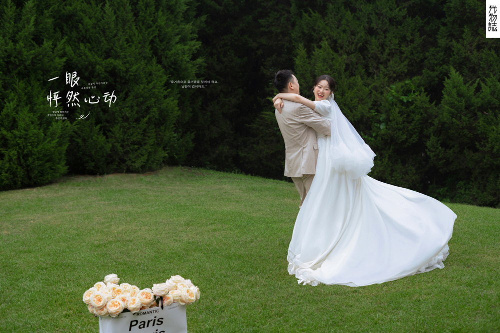 看一点小甜蜜~钟武先生彭佳蓉女士氛围森系婚纱照、氛围森系、白玛、怀疑是不是修导演系，拍照像电影一样的构图和质感、婚纱照