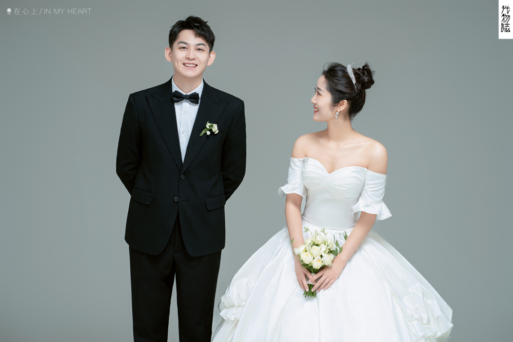 超级甜腻！任栎璁先生杨若菡女士极简棚拍婚纱照、极简棚拍、白玛、怀疑是不是修导演系，拍照像电影一样的构图和质感、婚纱照