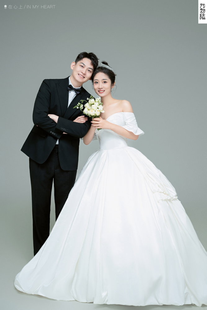 超级甜腻！任栎璁先生杨若菡女士极简棚拍婚纱照、极简棚拍、白玛、怀疑是不是修导演系，拍照像电影一样的构图和质感、婚纱照