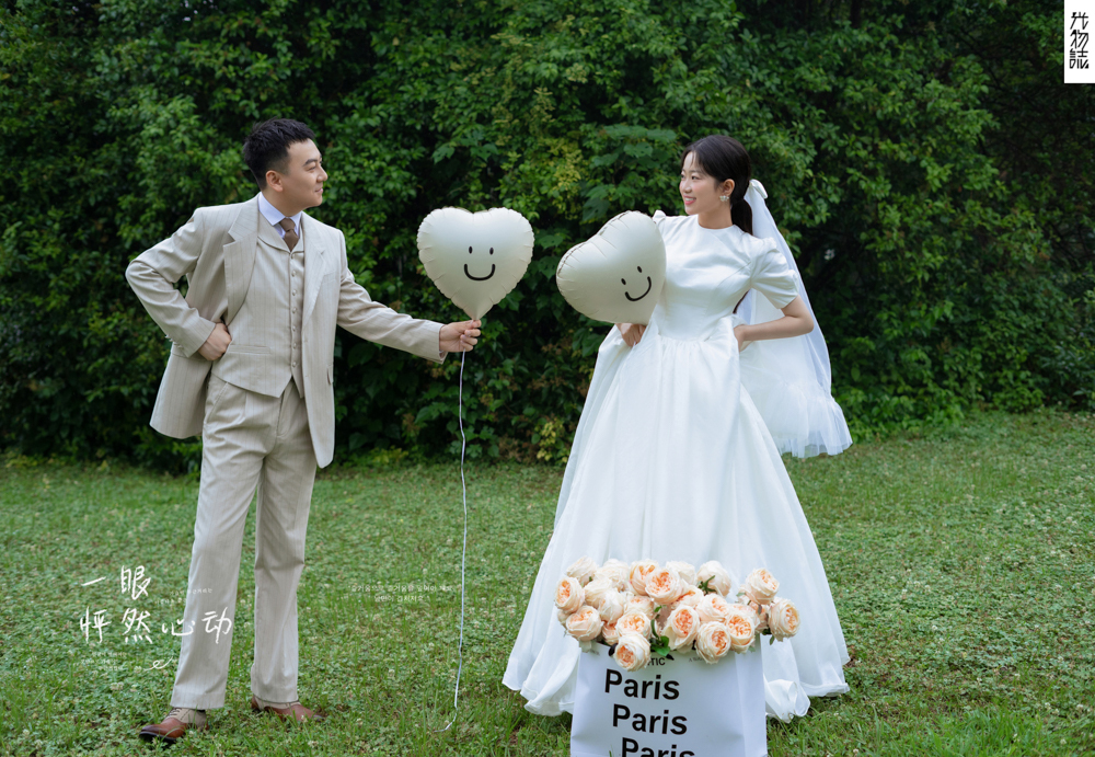 看一点小甜蜜~钟武先生彭佳蓉女士氛围森系婚纱照、氛围森系、白玛、怀疑是不是修导演系，拍照像电影一样的构图和质感、婚纱照