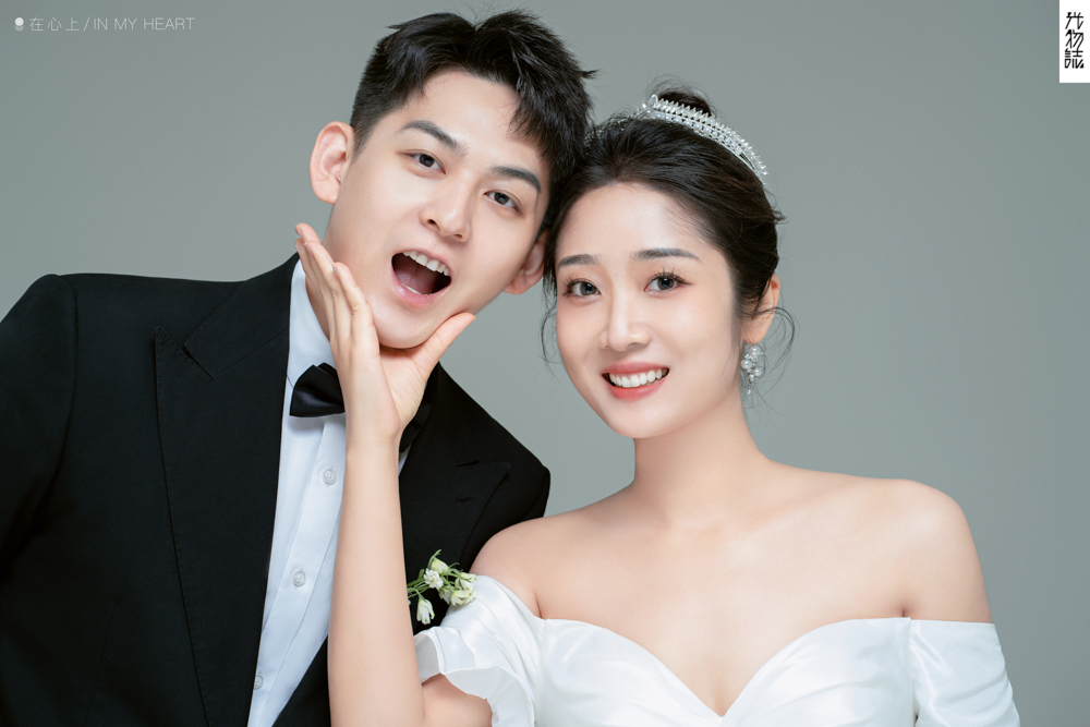 超级甜腻！任栎璁先生杨若菡女士极简棚拍婚纱照、极简棚拍、白玛、怀疑是不是修导演系，拍照像电影一样的构图和质感、婚纱照