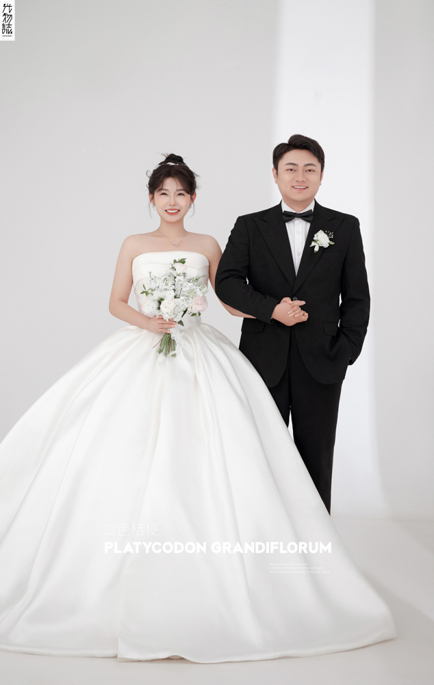 李坤先生苏喜莲女士极简棚拍婚纱照、极简棚拍、徐才皓、好像在听单口相声，开心到直不起腰，幸福感MAX、婚纱照