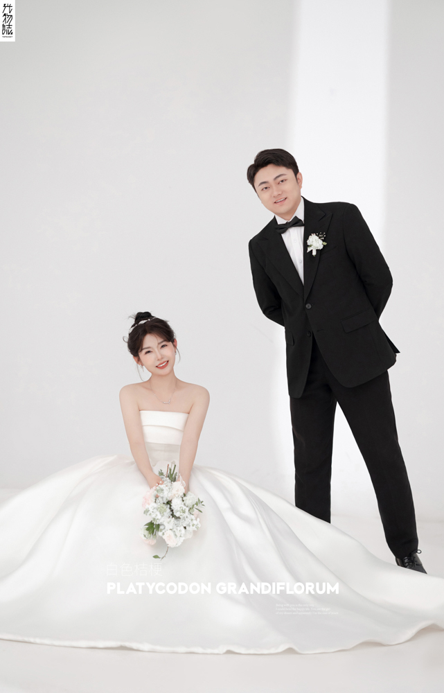 李坤先生苏喜莲女士极简棚拍婚纱照、极简棚拍、徐才皓、好像在听单口相声，开心到直不起腰，幸福感MAX、婚纱照