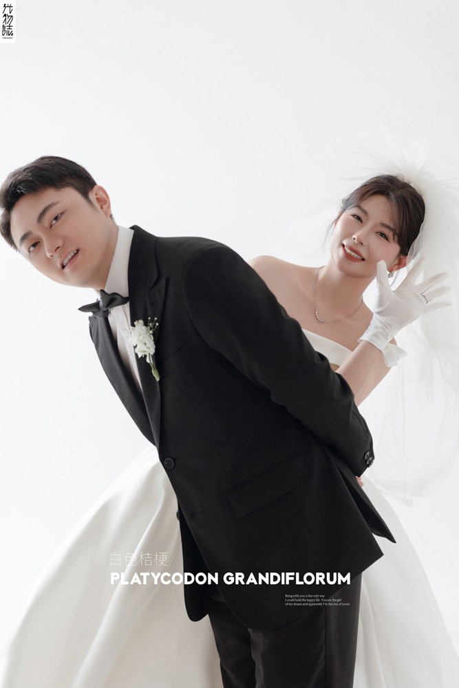 李坤先生苏喜莲女士极简棚拍婚纱照、极简棚拍、徐才皓、好像在听单口相声，开心到直不起腰，幸福感MAX、婚纱照