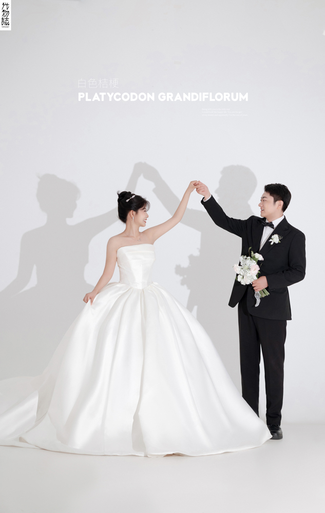 李坤先生苏喜莲女士极简棚拍婚纱照、极简棚拍、徐才皓、好像在听单口相声，开心到直不起腰，幸福感MAX、婚纱照