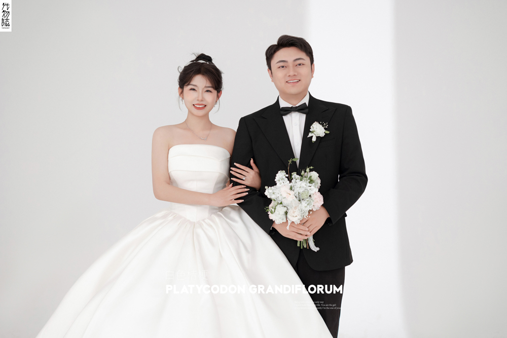 李坤先生苏喜莲女士极简棚拍婚纱照、极简棚拍、徐才皓、好像在听单口相声，开心到直不起腰，幸福感MAX、婚纱照
