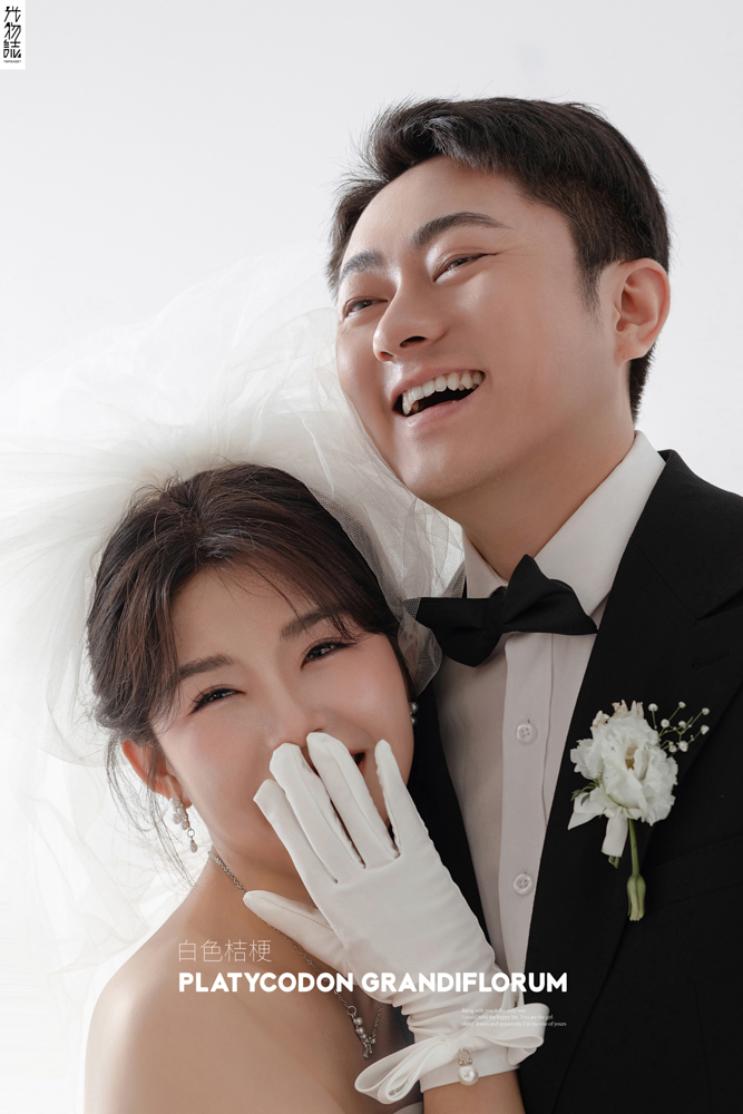 李坤先生苏喜莲女士极简棚拍婚纱照、极简棚拍、徐才皓、好像在听单口相声，开心到直不起腰，幸福感MAX、婚纱照