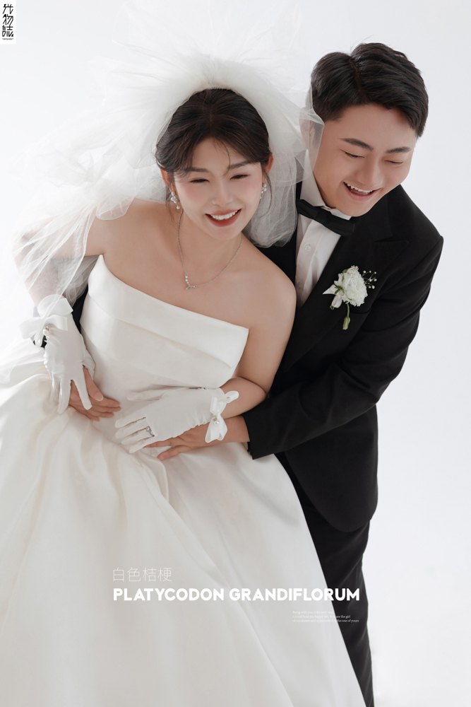 李坤先生苏喜莲女士极简棚拍婚纱照、极简棚拍、徐才皓、好像在听单口相声，开心到直不起腰，幸福感MAX、婚纱照