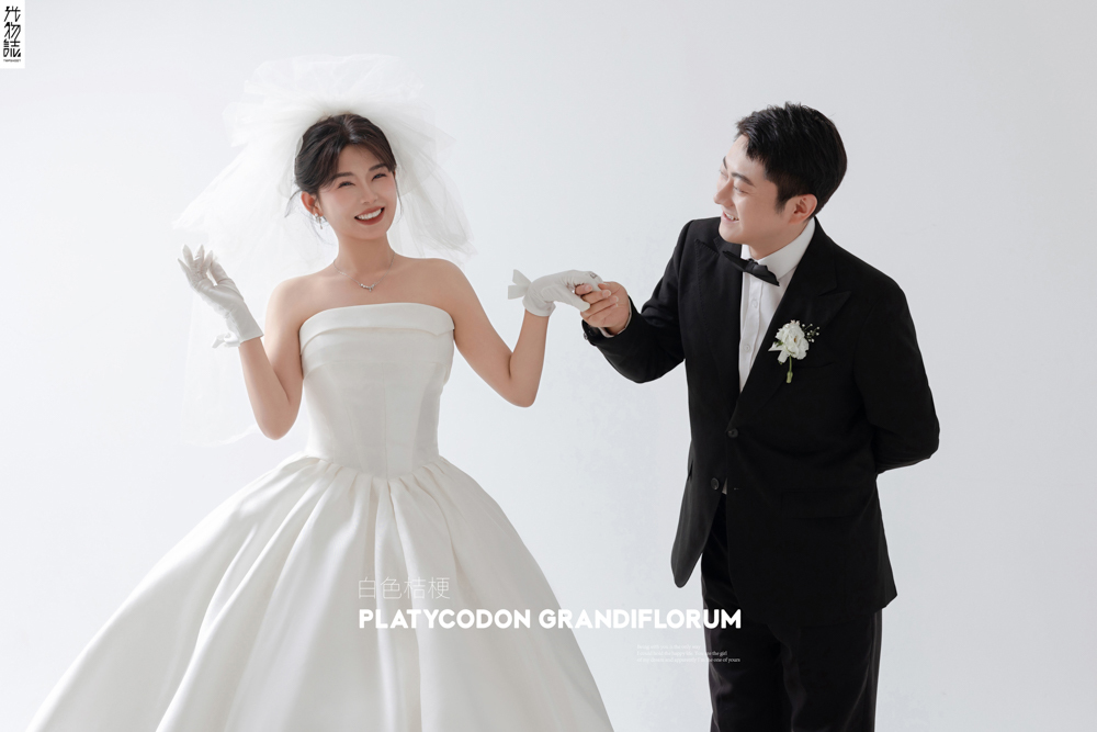 李坤先生苏喜莲女士极简棚拍婚纱照、极简棚拍、徐才皓、好像在听单口相声，开心到直不起腰，幸福感MAX、婚纱照