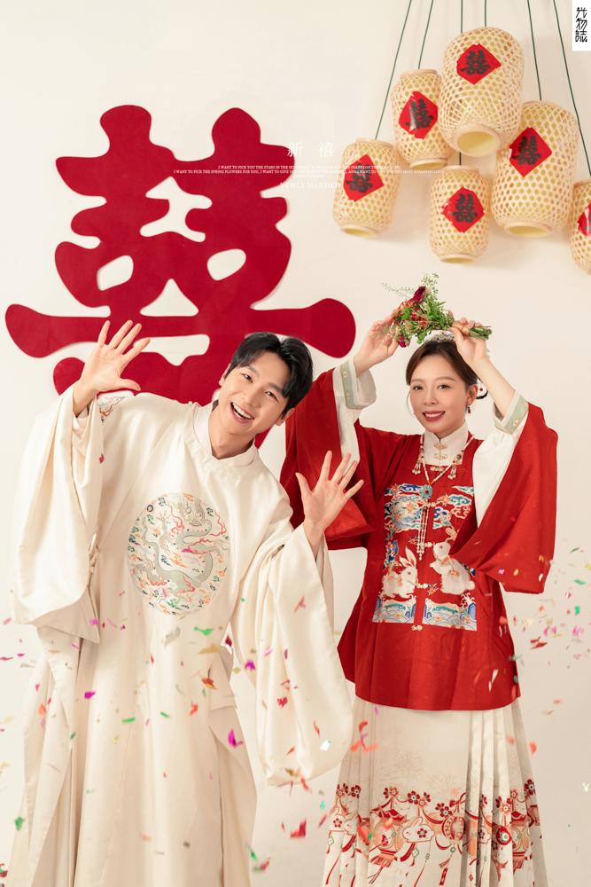 满满狗粮~李先生王女士极简棚拍婚纱照、极简棚拍、刘康、六边形战士，不止是沟通，拍摄想法，创造思维样样拿捏。、婚纱照